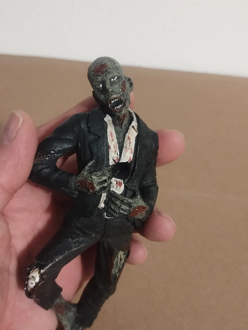 Amazing Gift Walking Dead Zombie Pen Holder Figurine 6.75